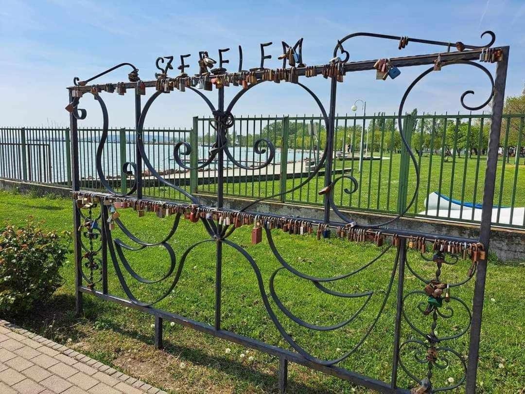 Sorompo Vendeghaz Hotel Balatonkenese Exterior foto