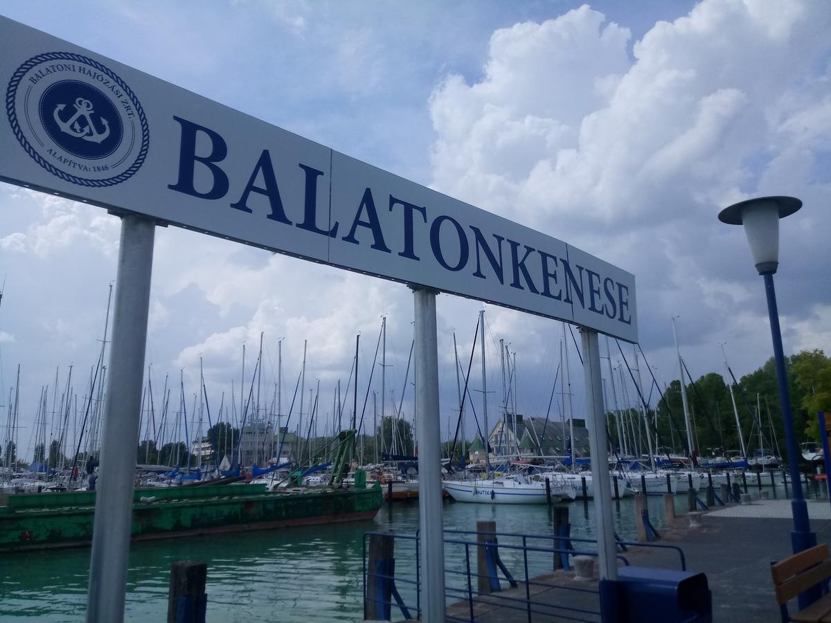 Sorompo Vendeghaz Hotel Balatonkenese Exterior foto