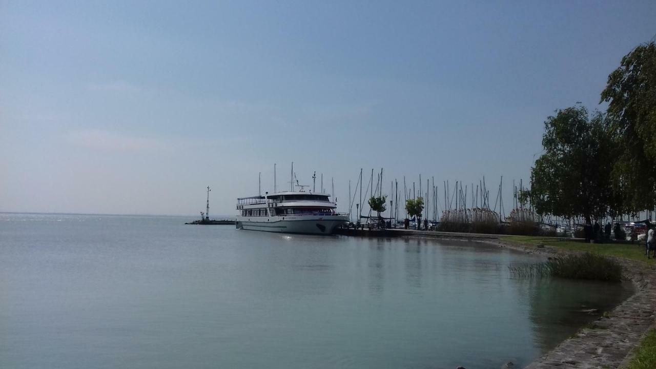 Sorompo Vendeghaz Hotel Balatonkenese Exterior foto